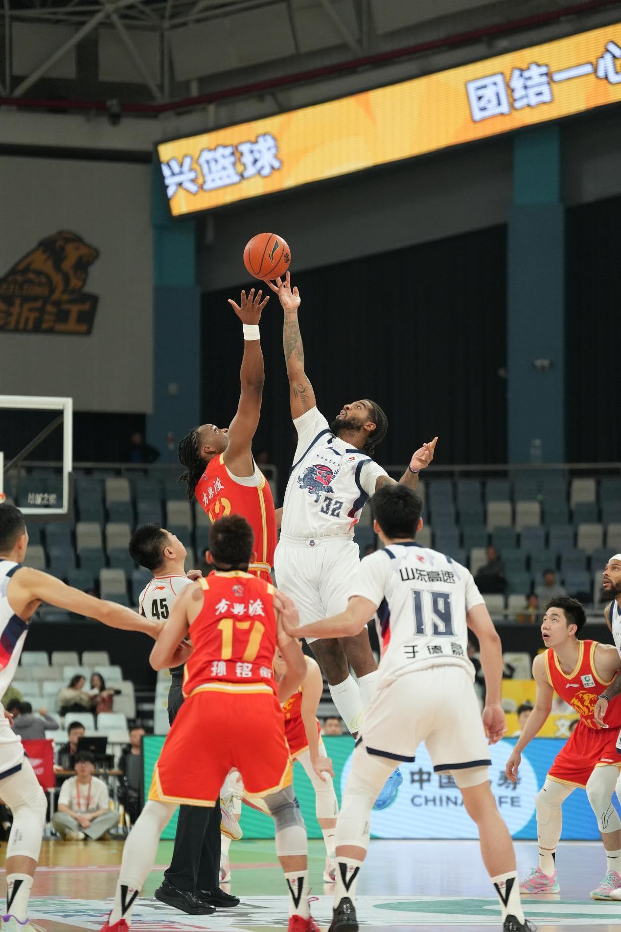 关于从法兰克福豪取连胜备战CBA常规赛到广东宏远止住颓势备战全明星赛，皇家社会今夜更衣室发声的信息